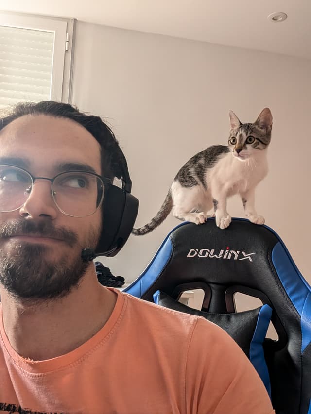 N茅stor with cat
